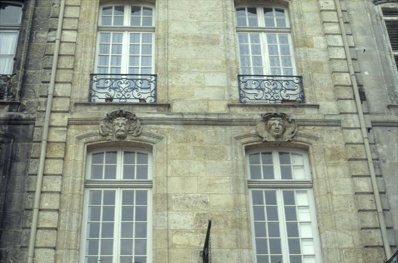 Façade sur rue : ornements architecturaux