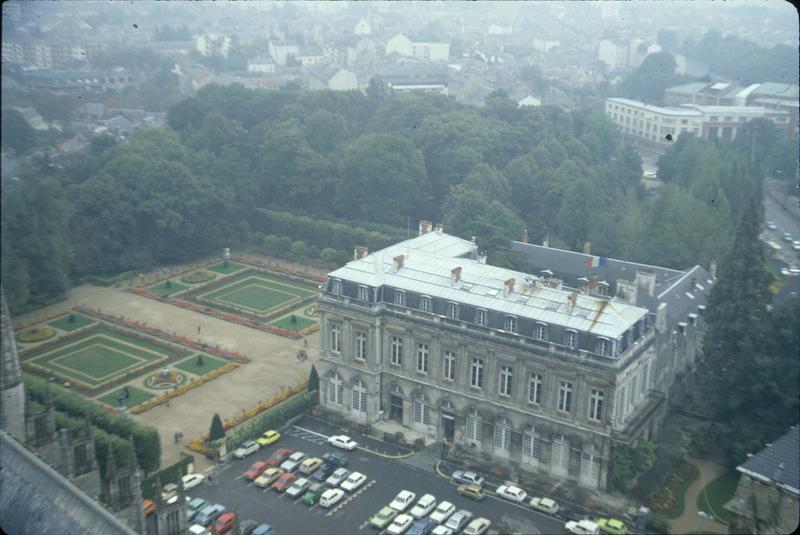 Vue aérienne de l'ancien archevêché et des jardins