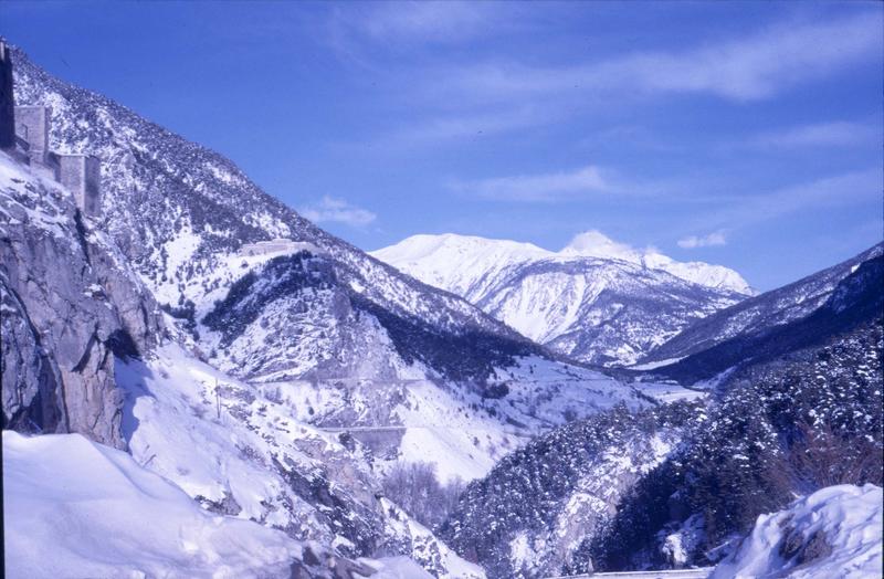 Paysage de montagne : vue sur le Fort des Salettes vers le Montgenièvre