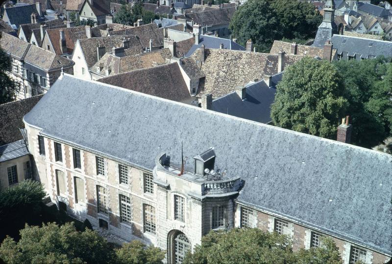 Vue aérienne du palais prise depuis la cathédrale : façade principale