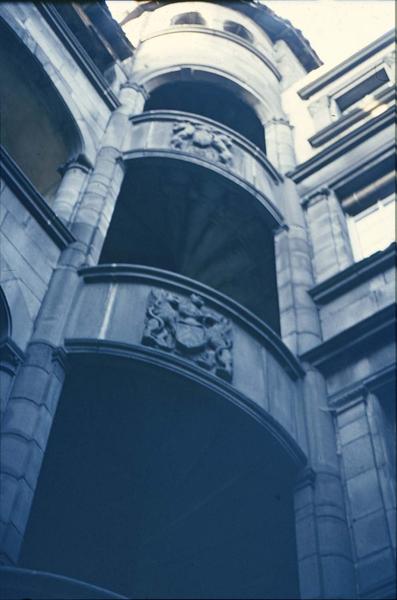 Cour intérieure : escalier