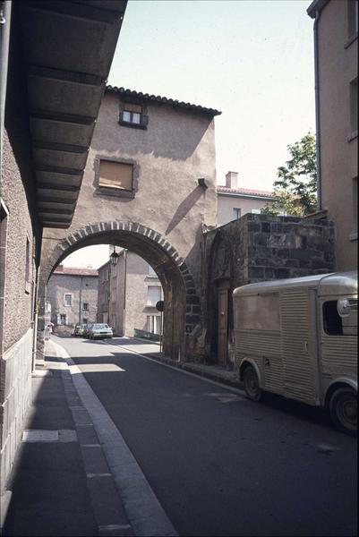 Rue Sainte-Marie : porte du presbytère et passage voûté