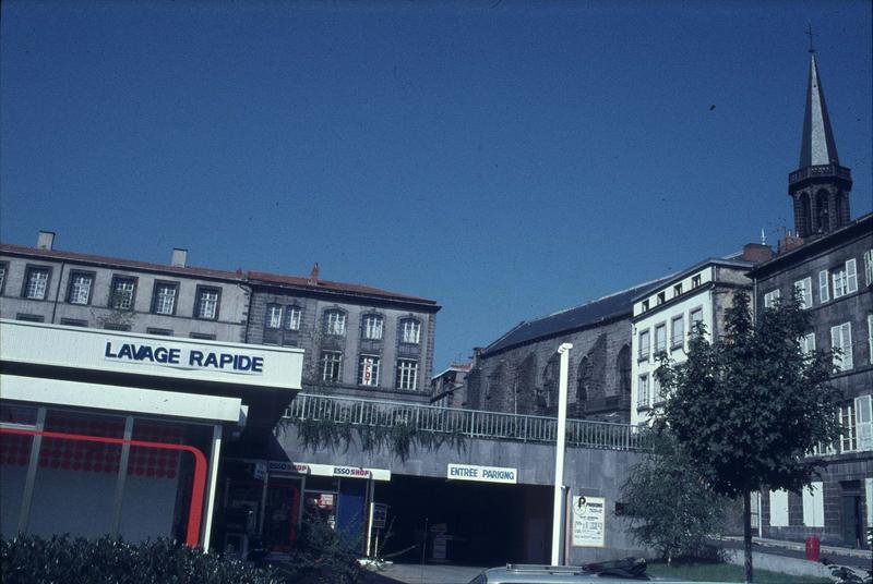 Place Saint-Michel-de-l'Hospital : entrée de parc de stationnement et station de lavage sur une place