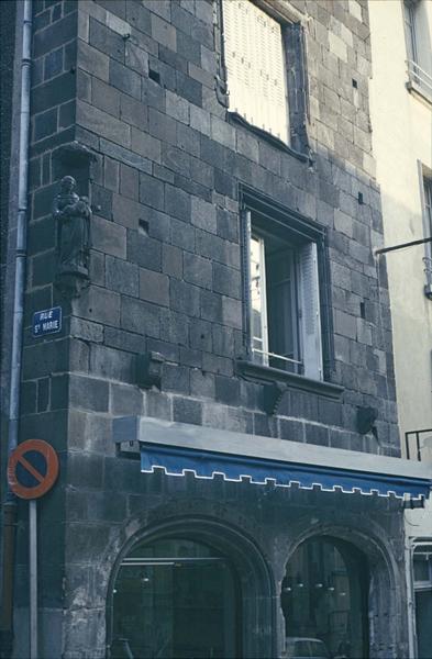 Façade sur rue : store sur la devanture de magasin