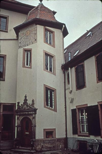 Cour intérieure : tourelle d'escalier avec un cadran solaire