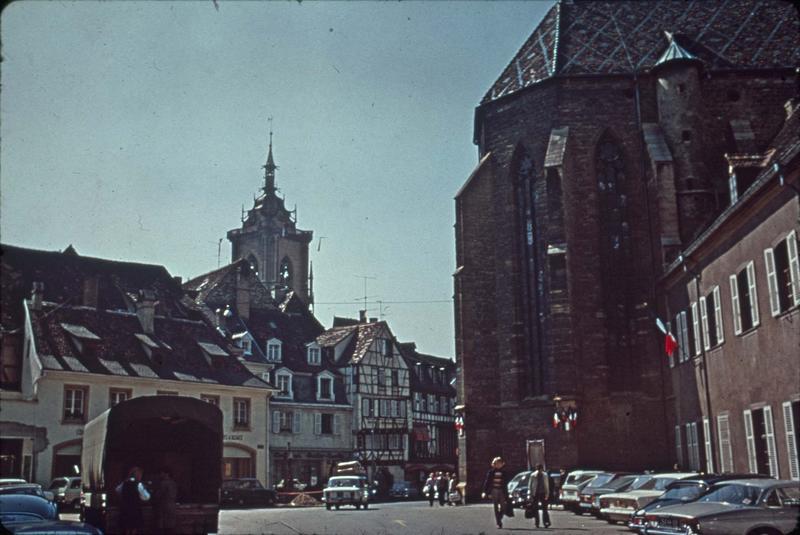 Place des Martyrs-de-la-Résistance : le chevet de l'église du couvent des Dominicains et le clocher de la collégiale Saint-Martin