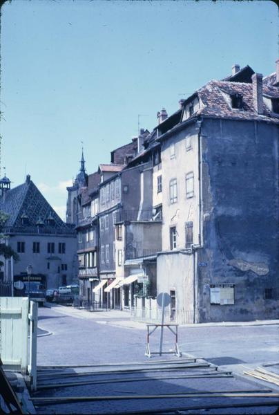 Place de l'Ancienne-Douane : maisons et ancienne douane