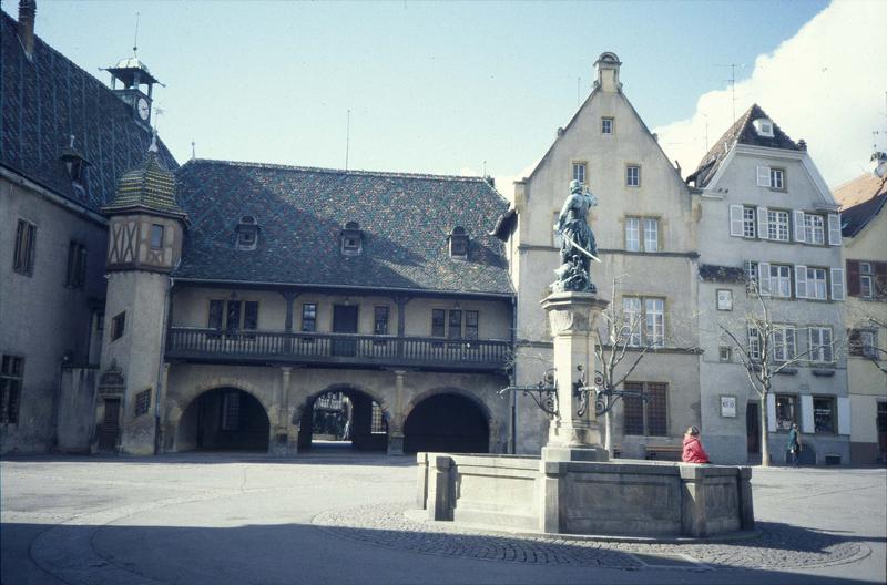 Façade sur la place de l'Ancienne-Douane