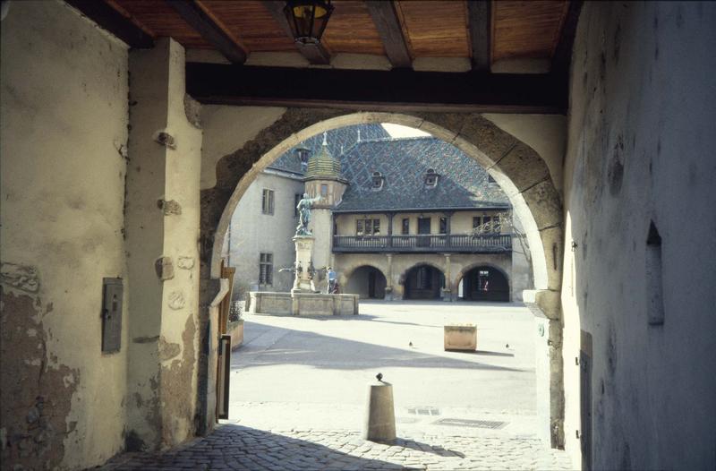 Façade sur la place de l'Ancienne-Douane