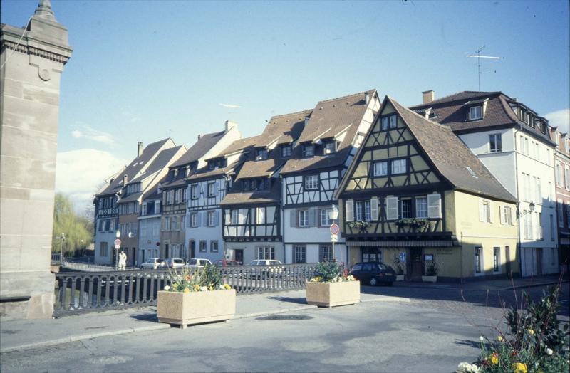 Quai de la Poissonnerie : vue prise au croisement de la rue des Ecoles