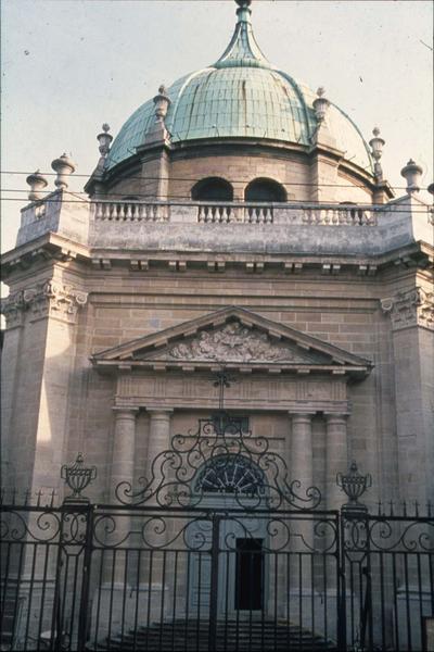 Façade et dôme de l'église : vue prise depuis la rue sainte-Anne