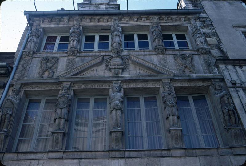 Façade avec cariatides