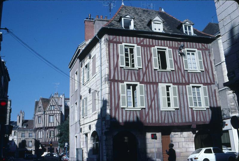 Rue Chaudronnerie : maison en pierre et à pans de bois à l'angle de la rue Jean-Jacques-Rousseau. Maison à trois pignons