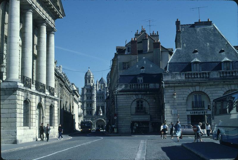 Façade ouest de l'église Saint-Michel : vue prise depuis la place de la Libération