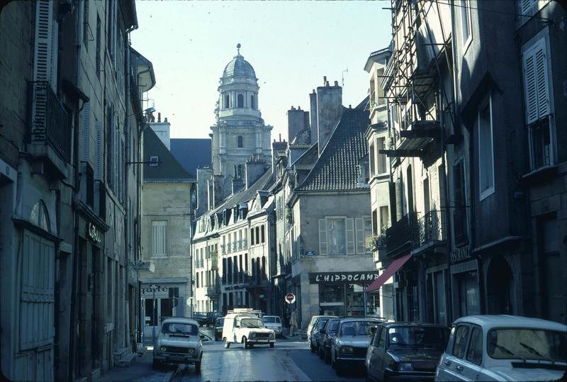 Rue Vannerie : vue prise vers l'église Saint-Michel