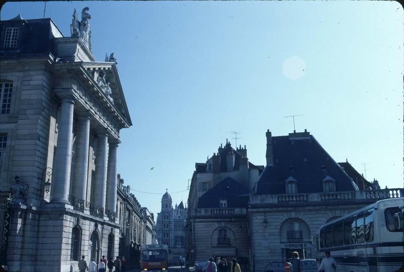 Palais des Ducs de Bourgogne et façade ouest de l'église Saint-Michel : vue prise depuis la place de la Libération