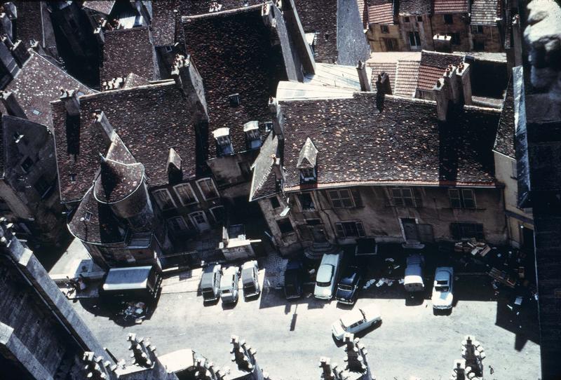 Vue aérienne prise depuis l'église Notre-Dame : la place Nationale, côté sud