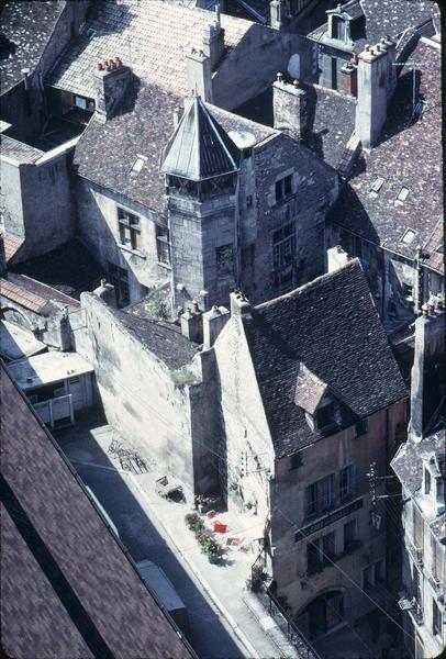 Vue aérienne prise depuis l'église Notre-Dame : l'arrière de l'hôtel de Vurry