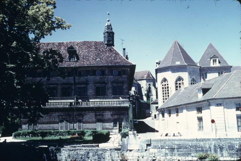 L'hôtel-Dieu et la chapelle des dames d'Ourans : vue prise depuis la rue Bauzonnet, côté canal