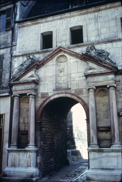 Portail sur la rue des Arènes