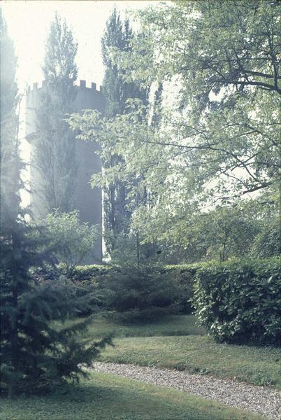 Vue prise depuis un jardin