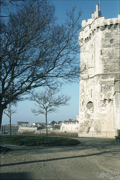 Vue prise de la rue de l'Armide vers l'esplanade Saint-Jean-d'Acre