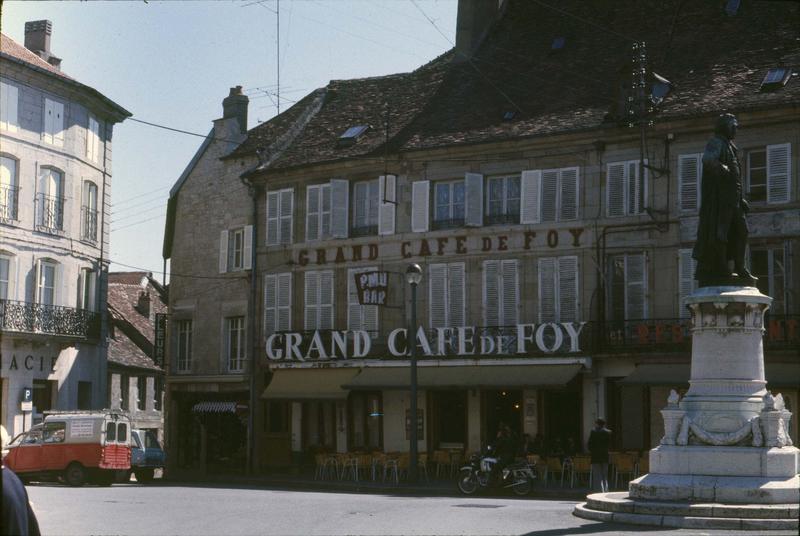Place Diderot : immeuble du Grand Café de Foy. Statue de Diderot