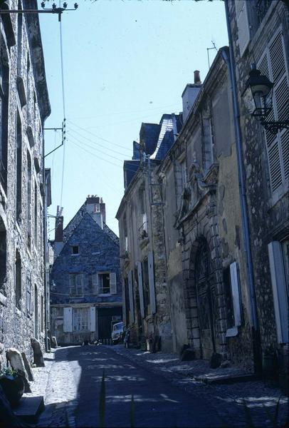 Rue du Petit-Saint-Pierre : Hôtel de Courcival et son portail d'entrée