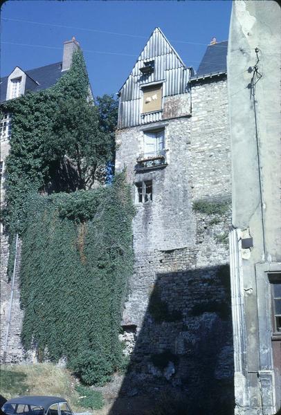 Maisons construites sur l'enceinte