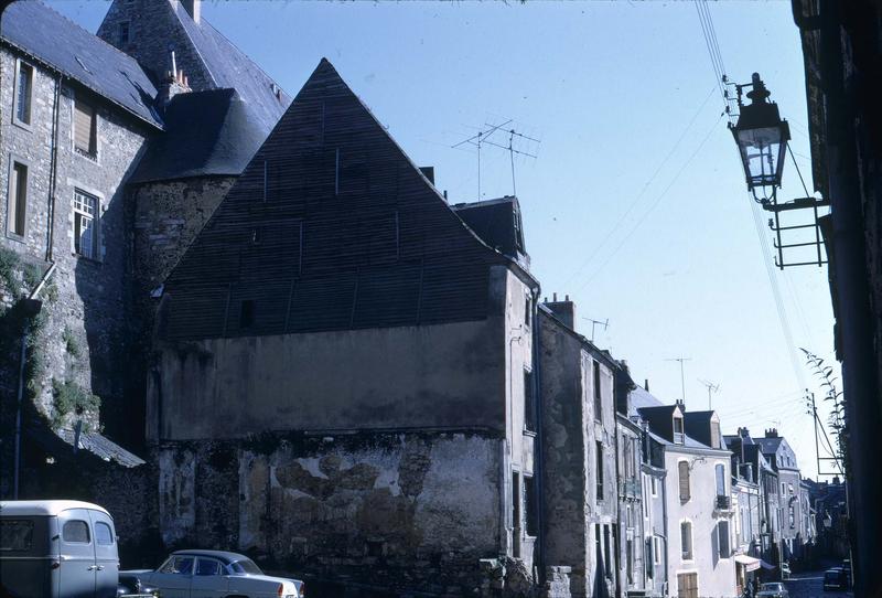 Maisons construites contre l'enceinte : vue prise à hauteur du numéro 6