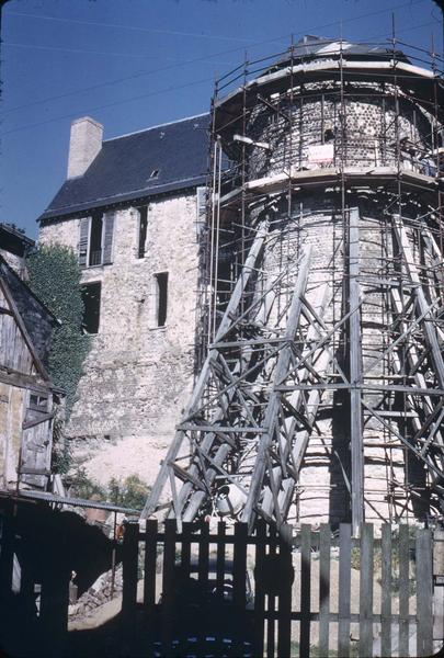 Tour sous les échafaudages