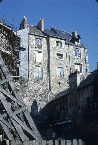 Tour sous les échafaudages