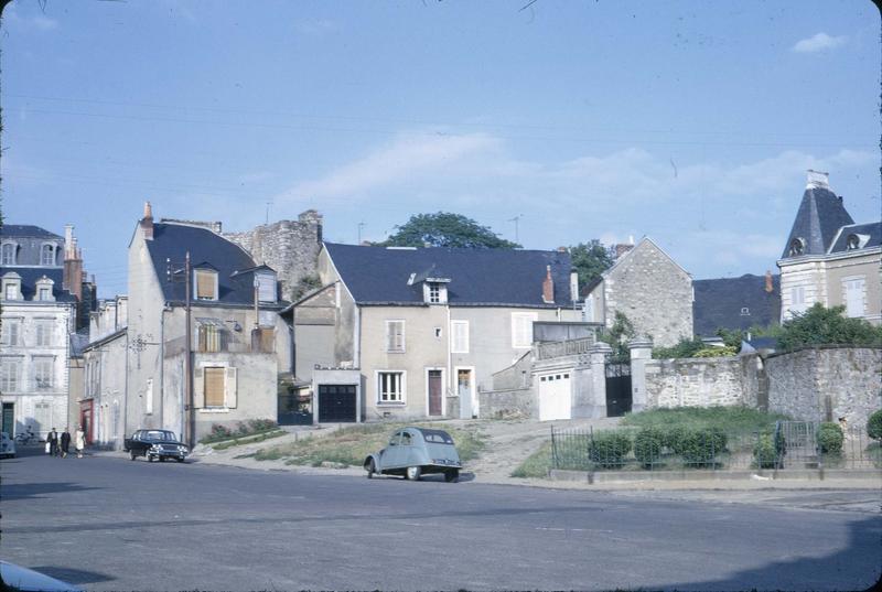 Place du Cardinal-Grente : maisons situées entre les remparts et la cathédrale Saint-Julien