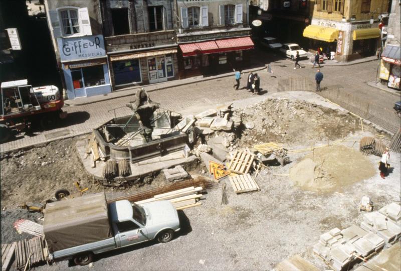 Travaux sur la place autour de la fontaine