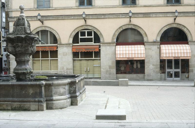 Place du Plot : la fontaine