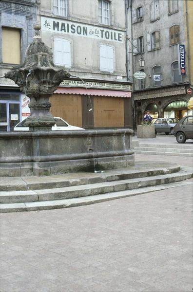 Place du Plot : la fontaine