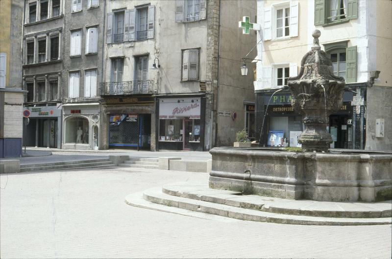 Place du Plot : la fontaine