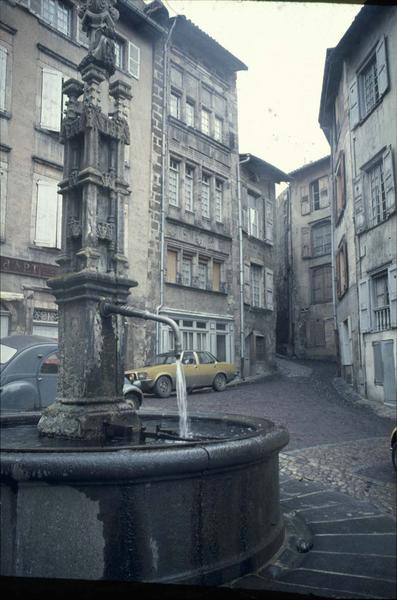 Place des Tables : la fontaine