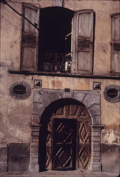 Façade sur rue : portail et fenêtre