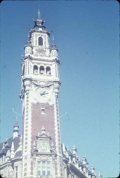 Beffroi : vue prise à l'angle du boulevard Carnot et de la place du Théâtre