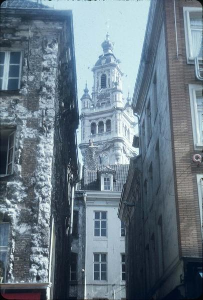 Beffroi : vue prise d'une ruelle