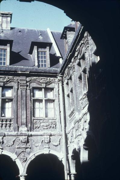 Cour intérieure : fenêtres de la façade