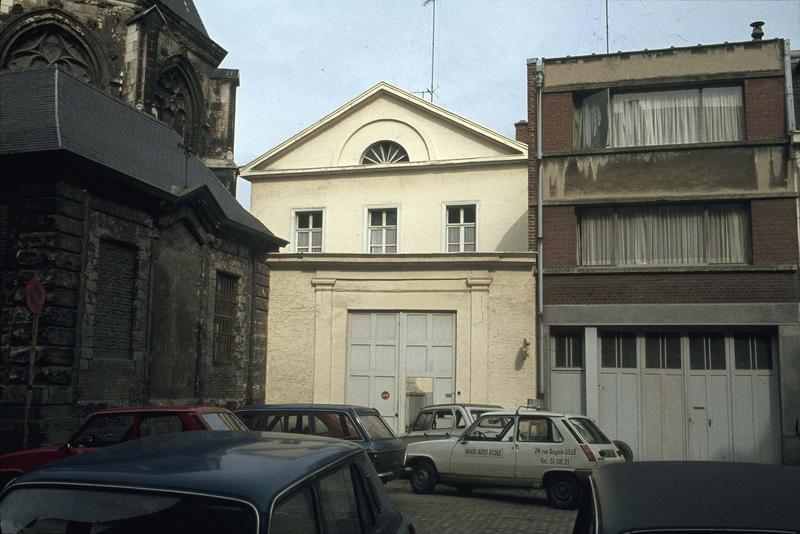 Façade de la maison et chevet de l'église