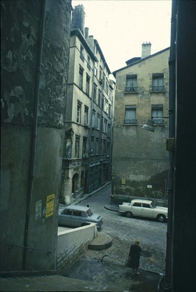 Place du Petit-Collège : vue prise du passage en escalier vers la rue de la Fronde