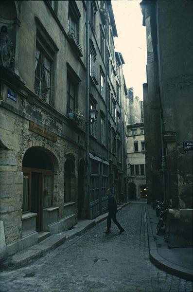 Rue de la Fronde : vue prise depuis la place du Petit-Collège