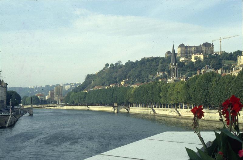 La Saône, la passerelle Saint-Georges et l'église Saint-Georges