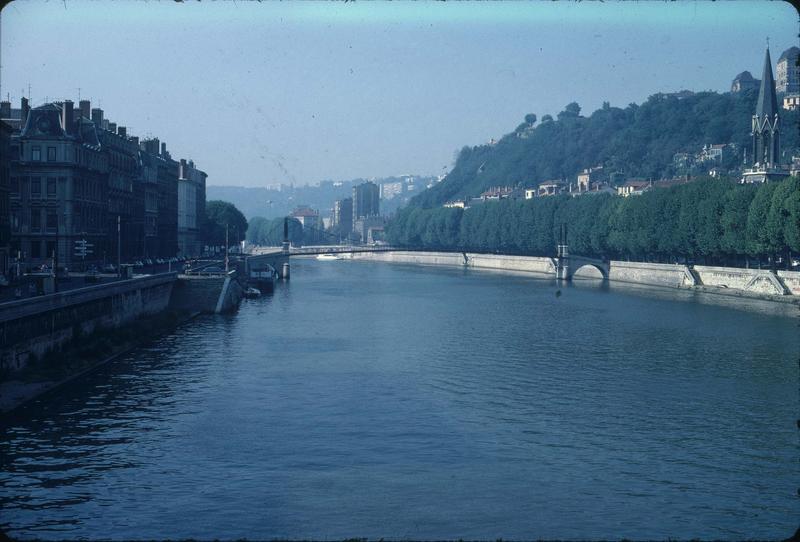 La Saône, la passerelle Saint-Georges et l'église Saint-Georges