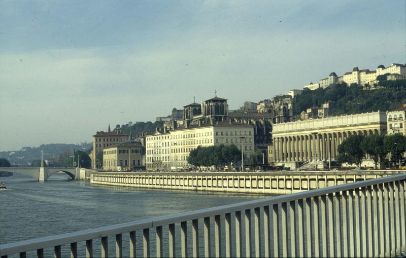 La Saône, le quai Romain-Rolland, le palais de Justice et la cathédrale Saint-Jean