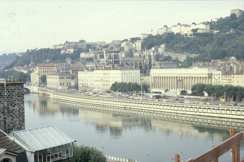 La Saône, le quai Romain-Rolland, le palais de Justice et la cathédrale Saint-Jean