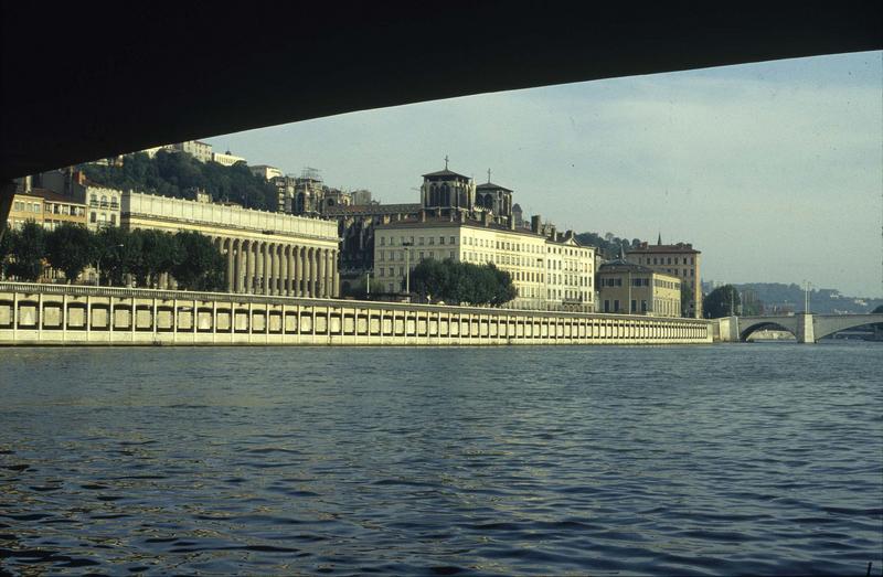 La Saône, le quai Romain-Rolland, le palais de Justice et la cathédrale Saint-Jean